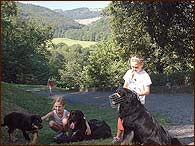Zleva psi Baxy, Berynka a Nasty, holky Izabelka a Maruška na výletě u zámku v Hradci nad Moravicí 